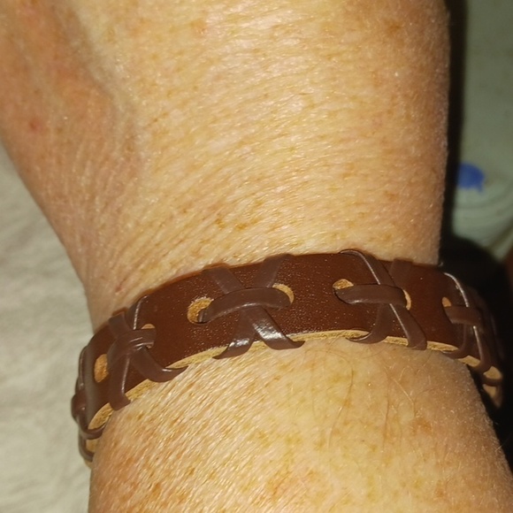Handmade Leather Unisex Bracelet - Picture 2 of 4